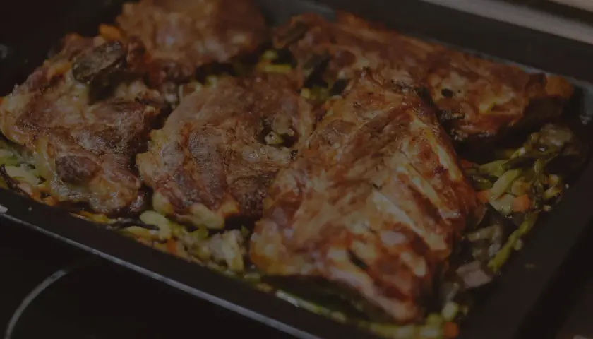 Ugnsbakade kotletter med grönsaker. Perfekt kotlett temperatur för en saftig måltid.