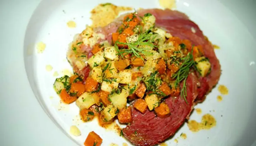 En läcker oxbringa med en topping av tärnade rotfrukter och färska örter. Ett perfekt oxbringa recept för en festlig middag.