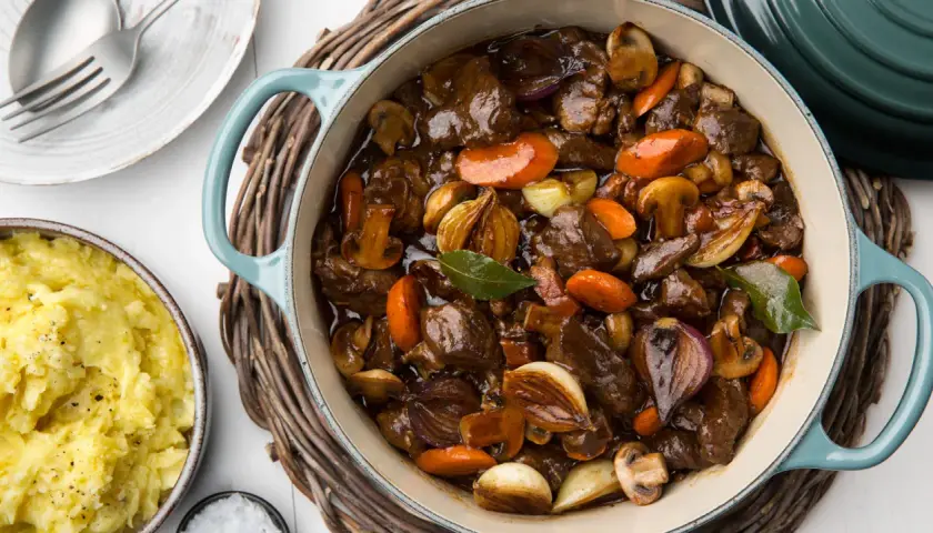 En mustig biff bourguignon i gjutjärnsgryta med möra köttbitar, champinjoner, morötter och lök. Serveras med krämigt potatismos.