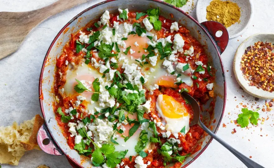 Grön shakshuka med kikärter och feta - enkelt recept