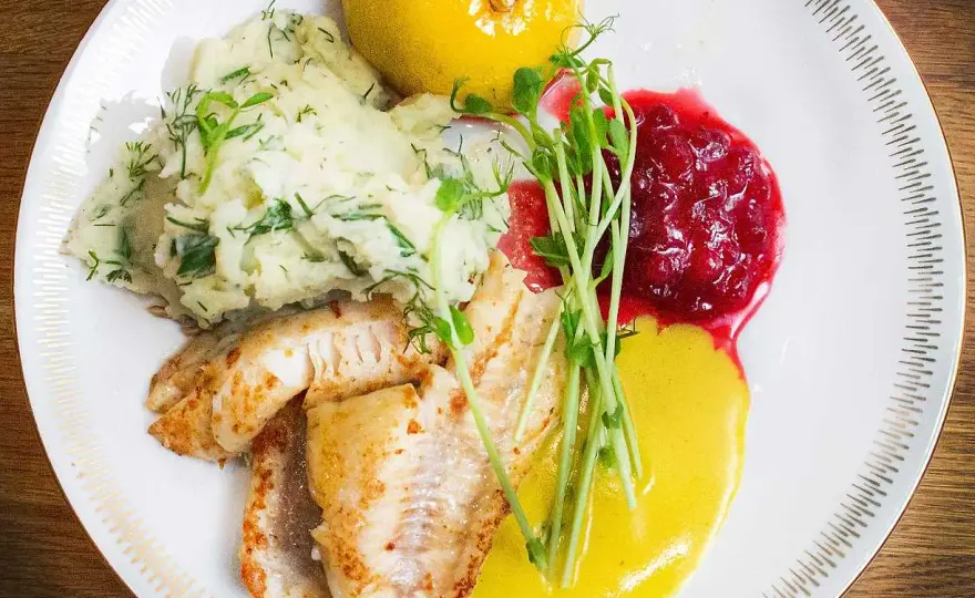 Smörstekt abborre med dill och potatis