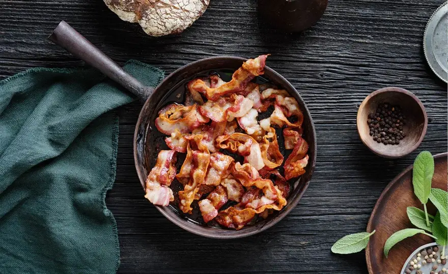 Så får du knaperstekt bacon i panna eller ugn