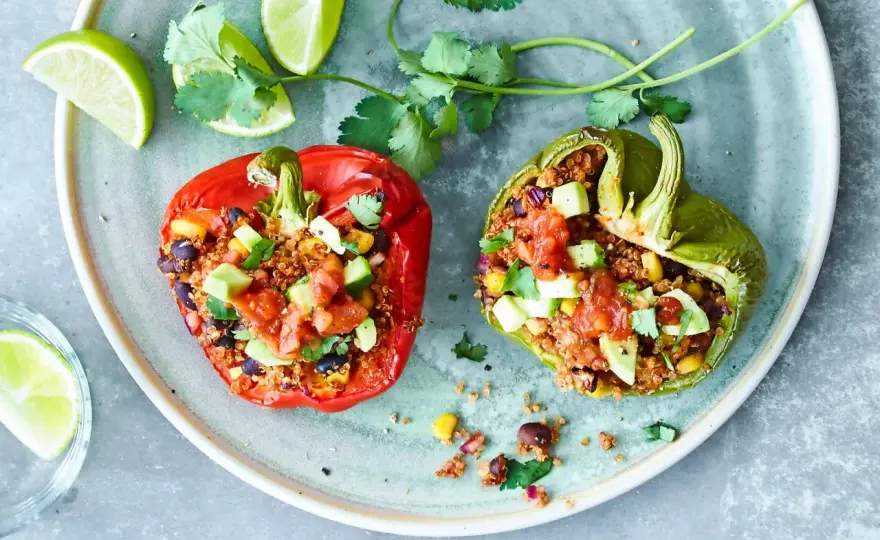 Fyllda paprikor med vegetarisk fyllning som håller i ugnen