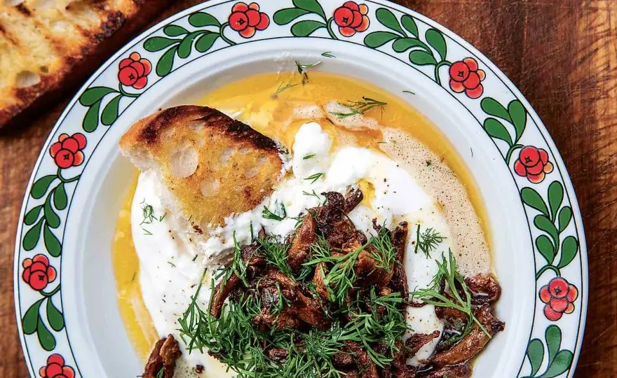 Burrata med kantareller - enkel förrätt med brynt smör