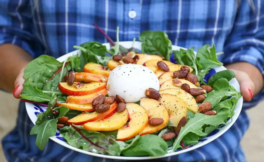 Persika och burrata - så bygger du en sallad som verkligen sitter