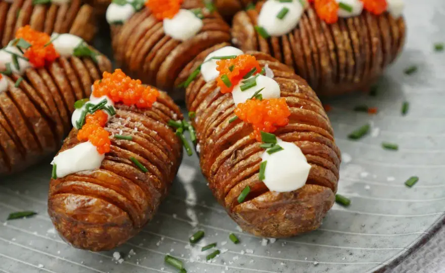 Friterad hasselbackspotatis med rätt sås till kött och grill