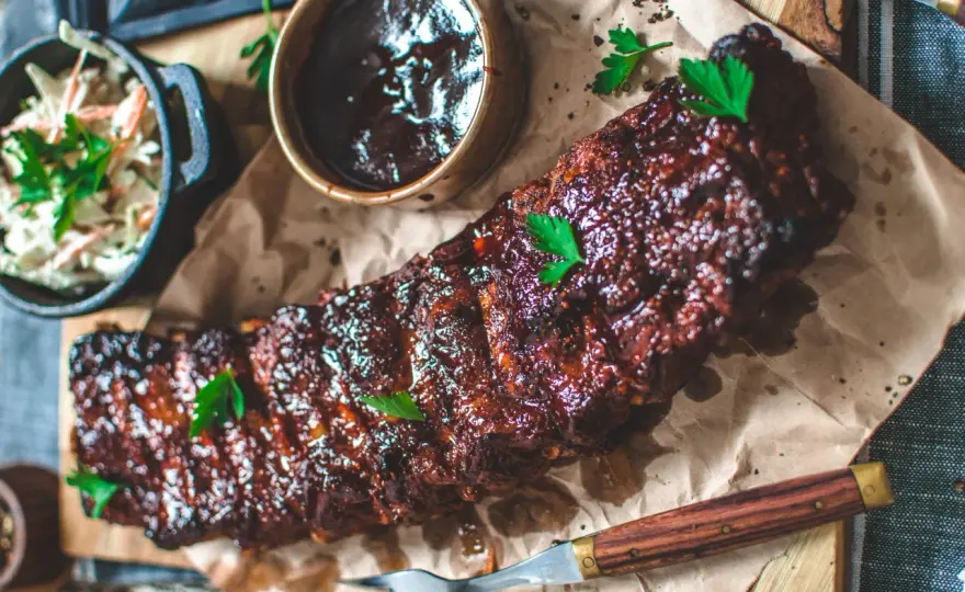 Spareribs i ugn - så blir revbenen möra och glansiga