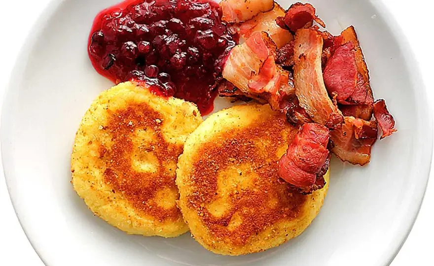 Tillbehör till potatisbullar - lingon, bacon och friska såser