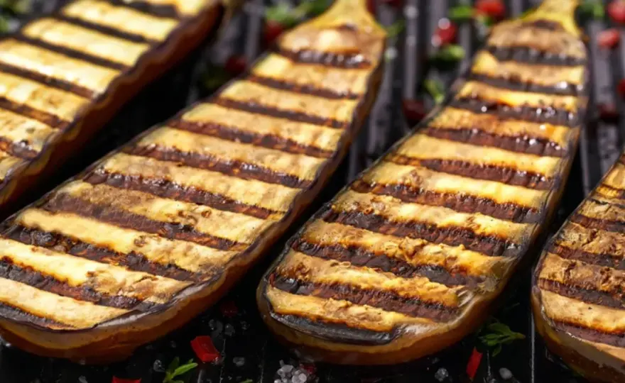 Grilla aubergine rätt - så får du rökig smak och fin yta