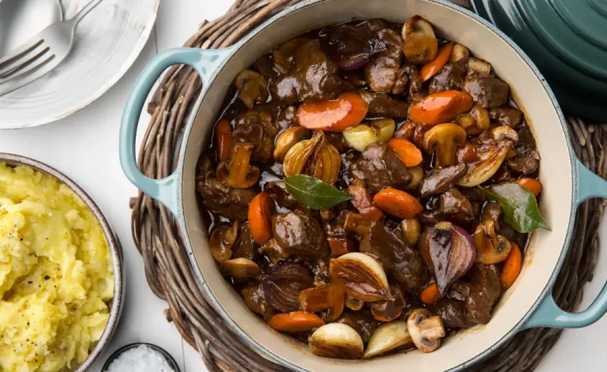Boeuf bourguignon med rätt kött, vin och tid