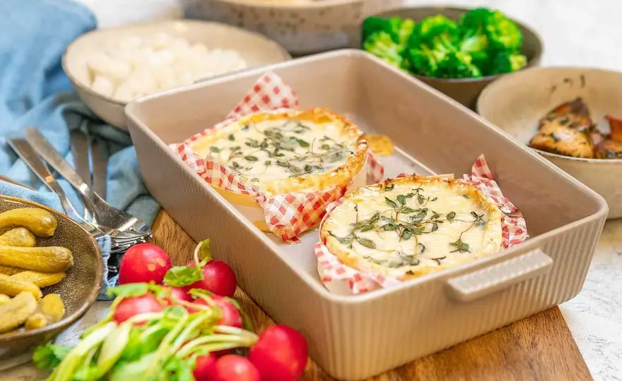 Camembert i ugn med gröna tillbehör - så lyckas du
