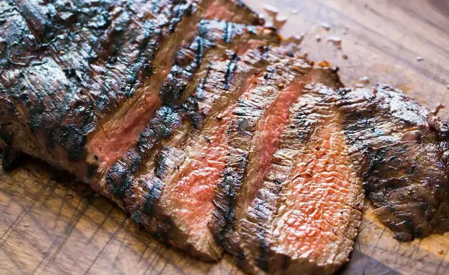 Flankstek med chimichurri - så får du den mör och saftig