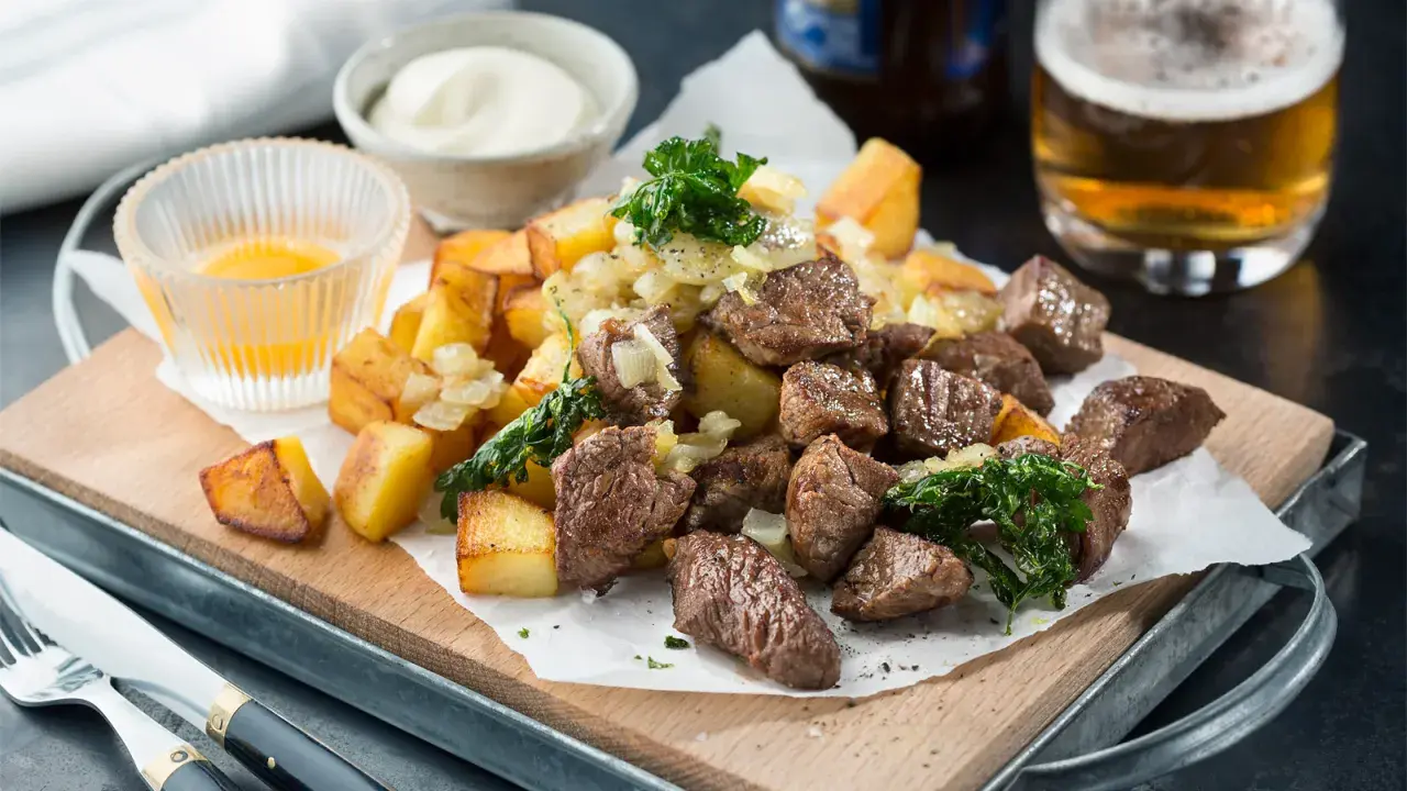 En härlig biff Rydberg med möra köttbitar, krispiga potatisar, lök och en god sås. Perfekt för en svensk middag.