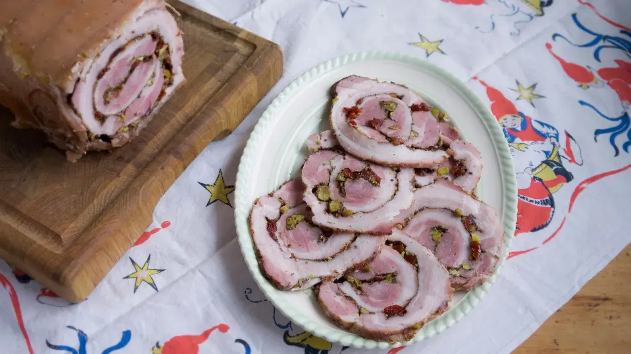 Rullsylta med pistagenötter och soltorkade tomater, ett läckert rullsylta recept.