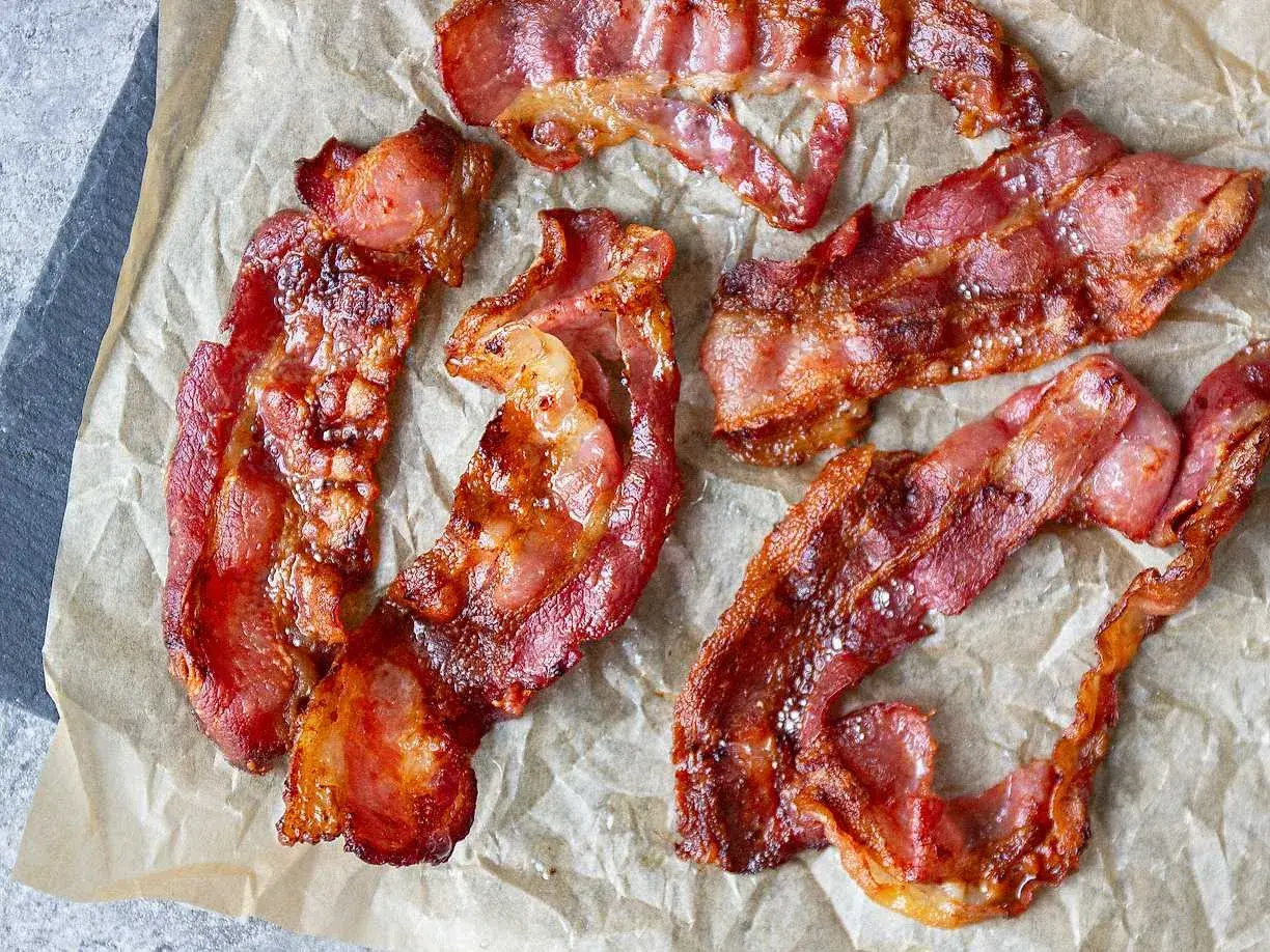 Krispigt, perfekt stekt bacon i airfryer. Doften sprider sig i köket.