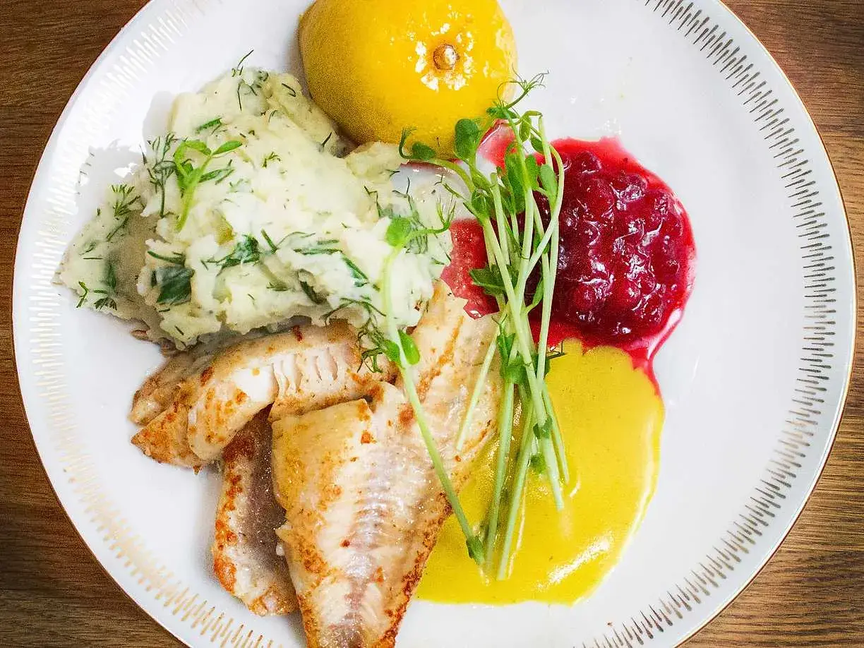 Stekt abborre med dillstuvad potatis, lingonsylt och en citronsås. Ett perfekt abborre recept för en härlig middag.