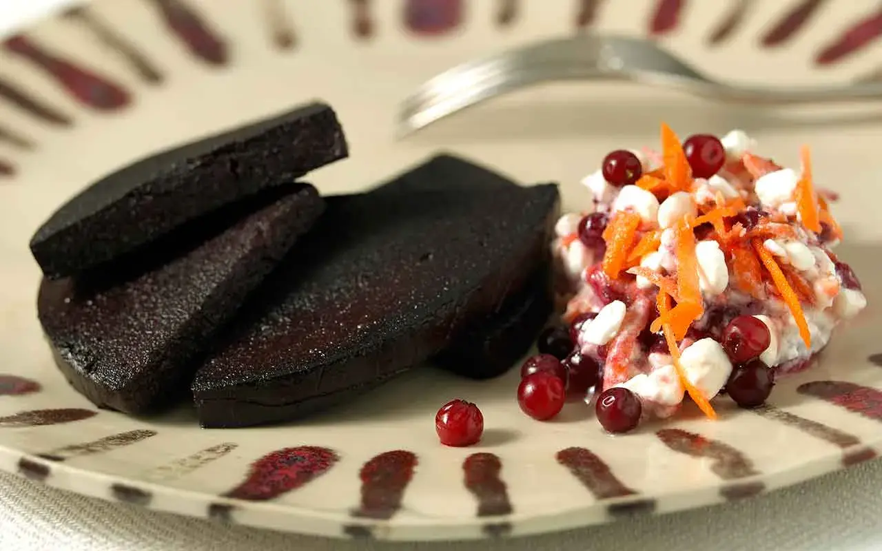 Stekt blodpudding med en fräsch sallad av lingon, morot och ost. En klassisk svensk rätt som är perfekt att steka.