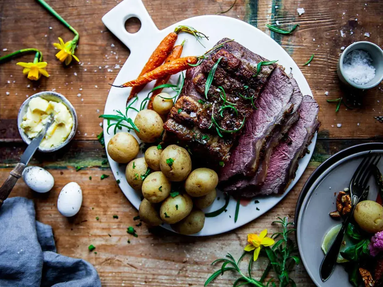 En saftig biff med en härlig kryddig kappa, serverad med småpotatis och morötter. En festlig måltid!