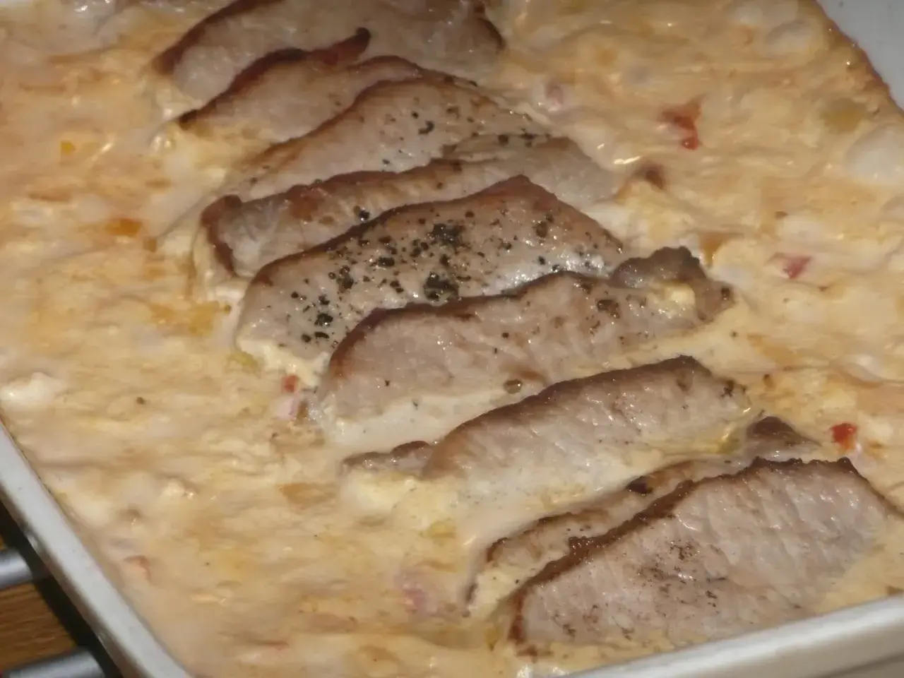 Benfri kotlett i ugn, perfekt tillagad i krämig sås. Enkel och god middag.