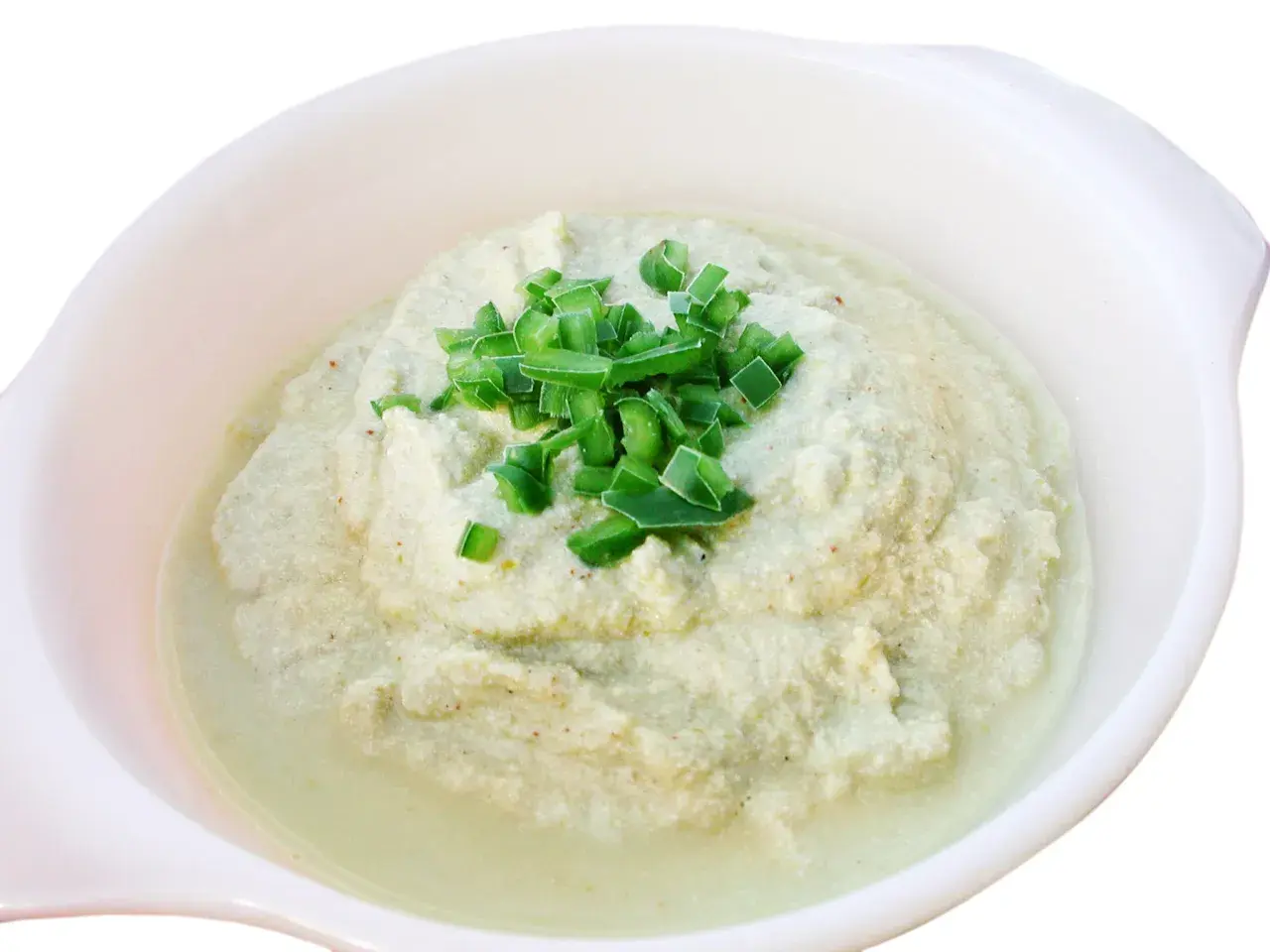 Krämig baba ganoush toppad med färsk gräslök i en vit skål.
