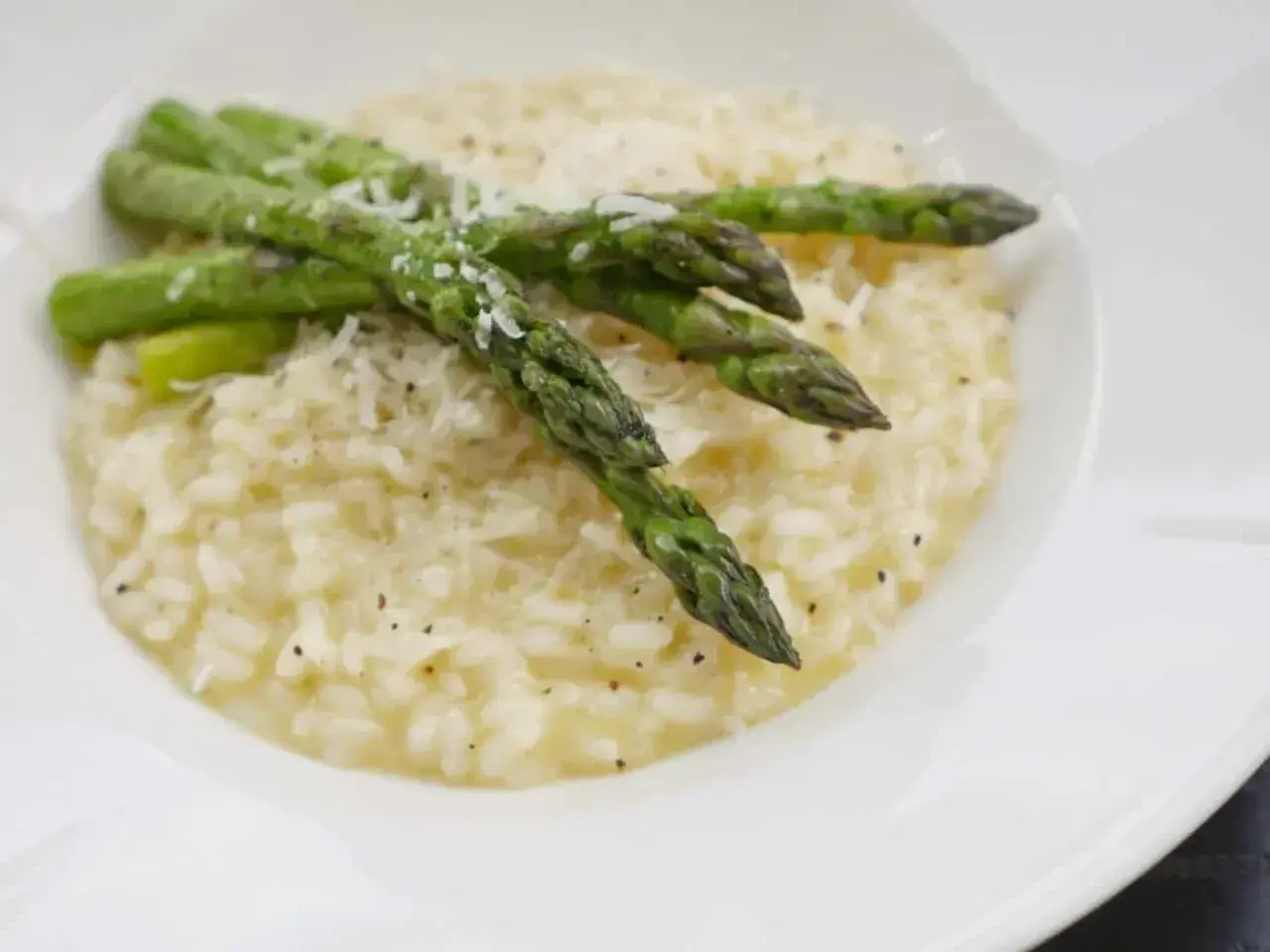 Krämig risotto med sparris och riven parmesanost. En härlig rätt som passar perfekt till våren.