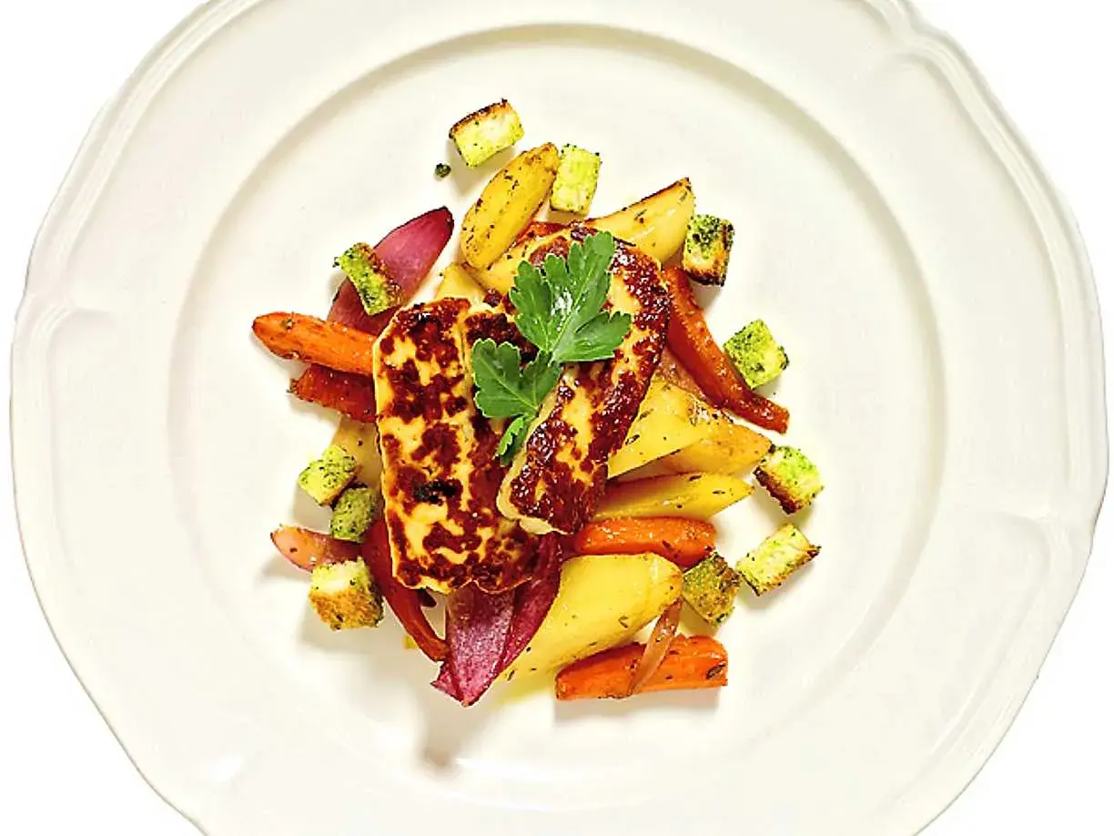Grillad halloumi med rostade rotfrukter och krutonger. Ett enkelt och gott halloumi recept som passar perfekt till middag.