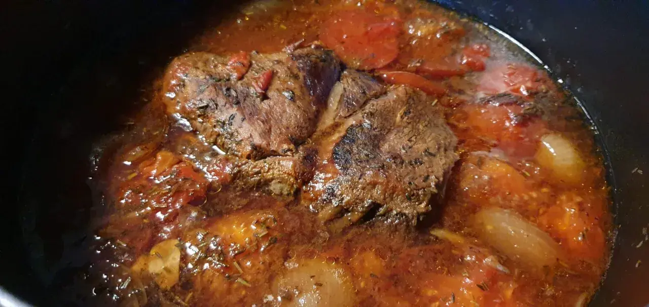 Saftigt bogstek som puttrar i en mustig tomatsås med lök och örter. Ett perfekt bogstek recept för en härlig middag.