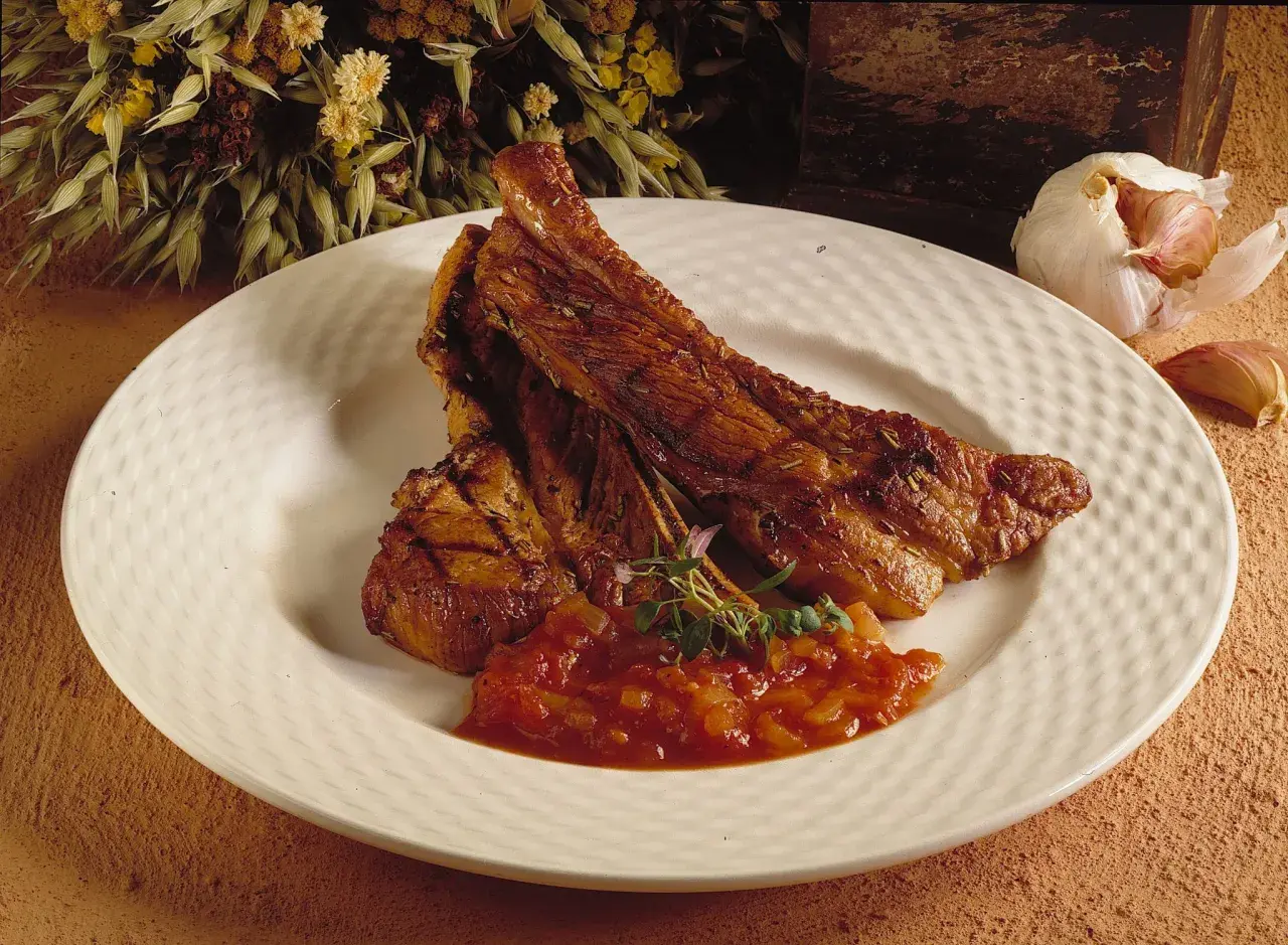 Saftiga, tjocka revben i ugn låg temperatur, serverade med en smakrik tomatsalsa och garnerade med färska örter.