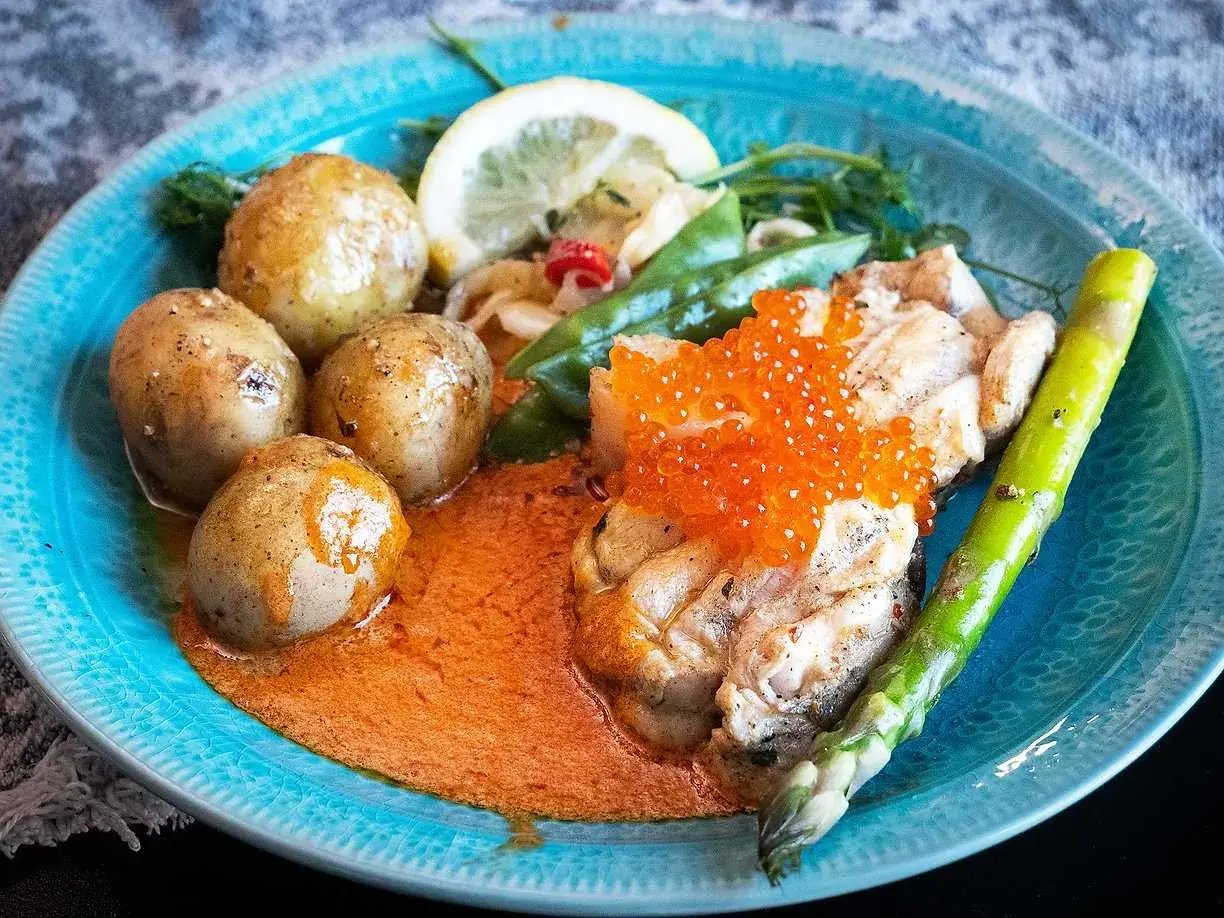 En läcker marulk med rom, sparris och småpotatis i en krämig sås. Ett perfekt marulk recept för en festlig middag.