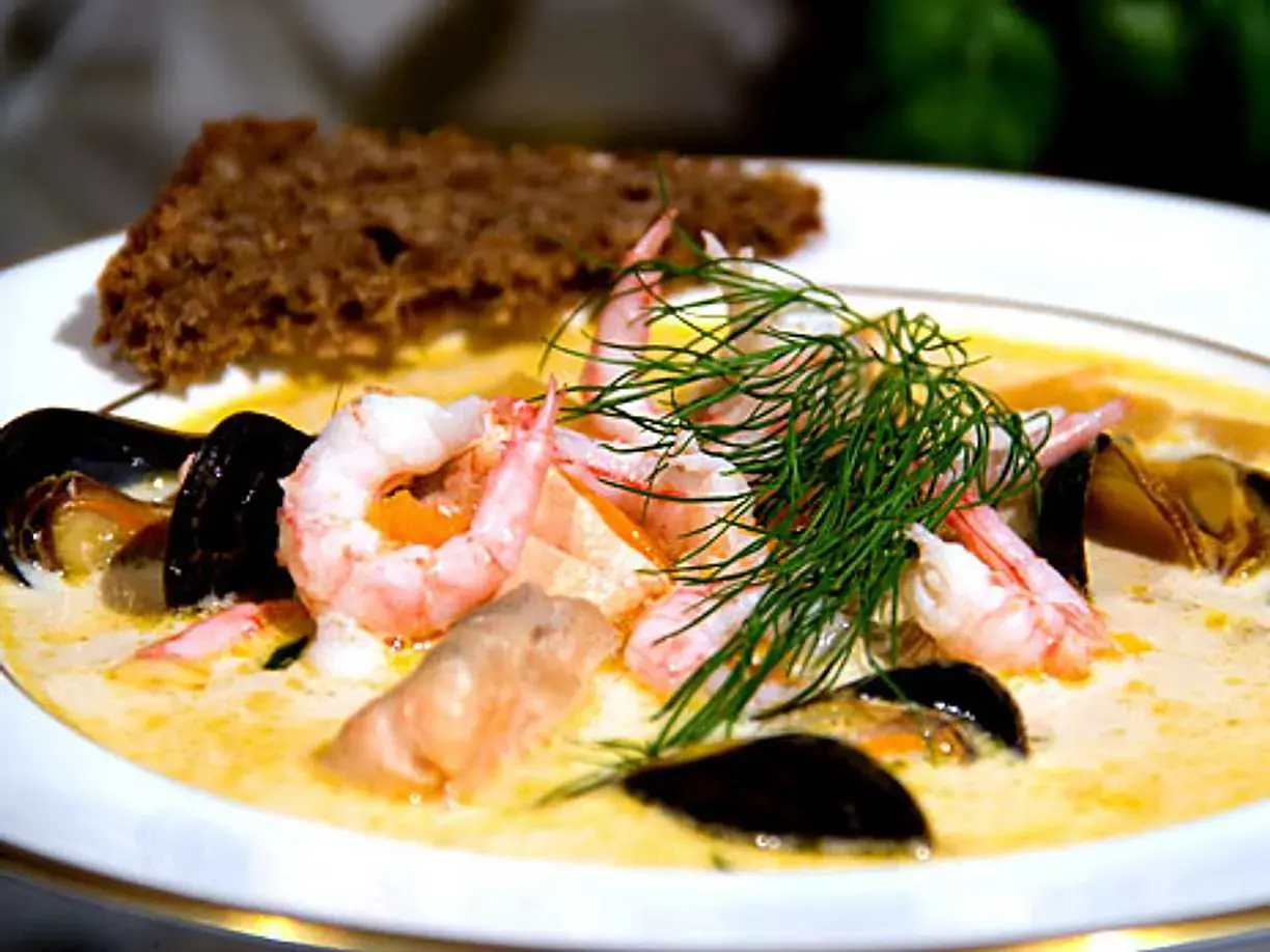 En krämig fiskgryta med räkor, musslor och lax, toppad med dill. Perfekt som ett enkelt fiskgryta recept.