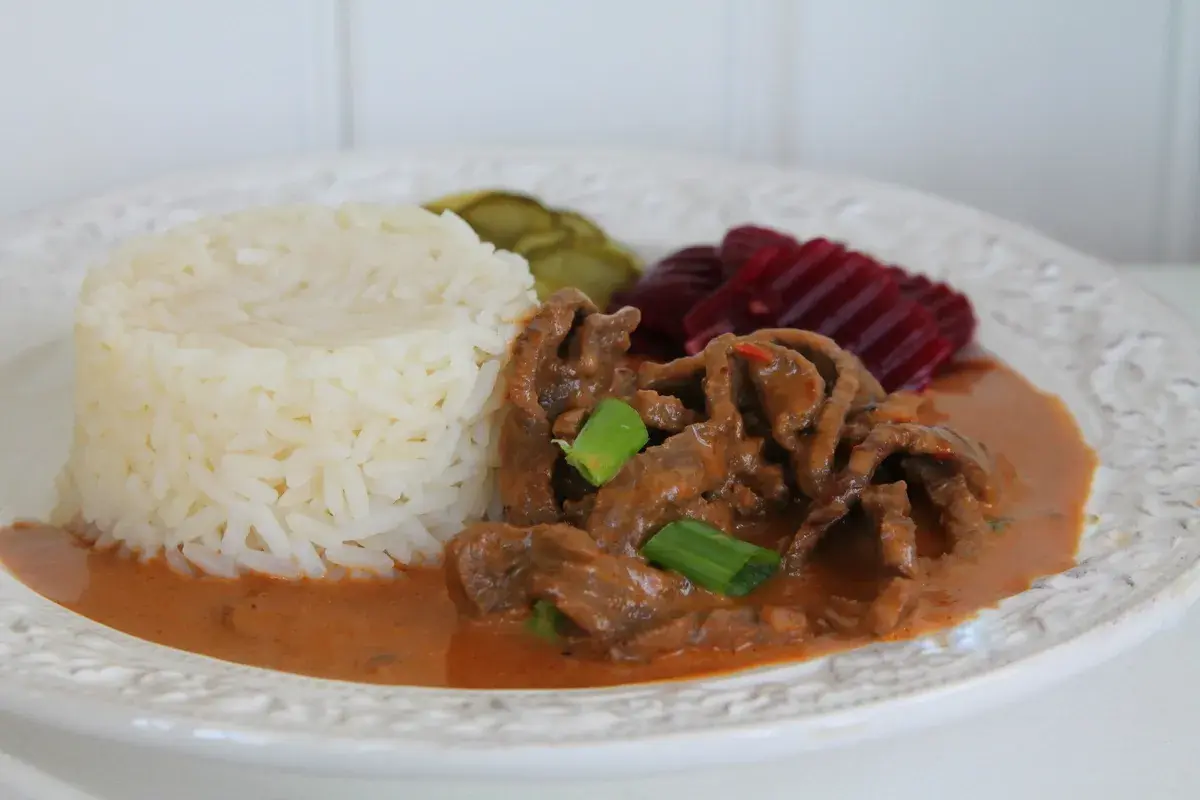 Enkel biff stroganoff med ris, inlagd gurka och rödbetor. En klassisk och smakrik rätt.