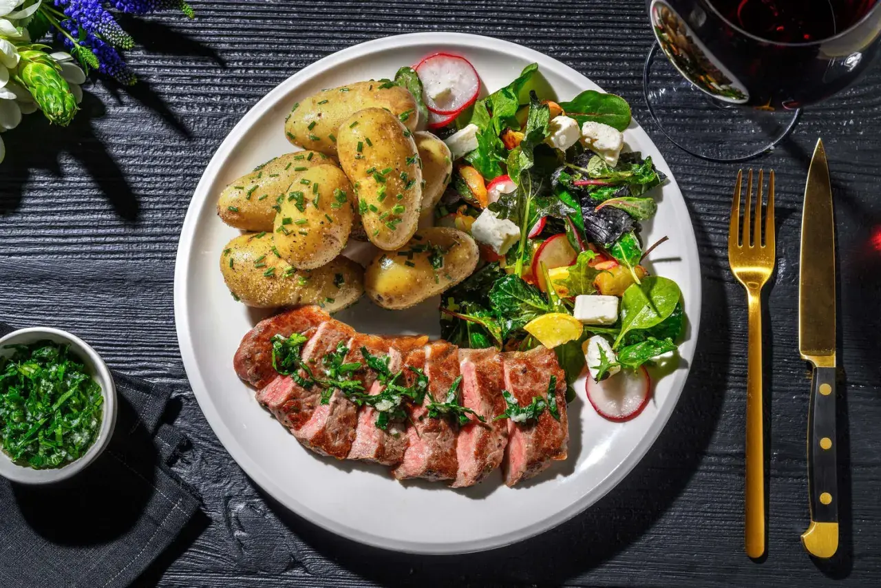 Perfekt grillad ryggbiff med färskpotatis och en somrig sallad. En härlig måltid att njuta av.