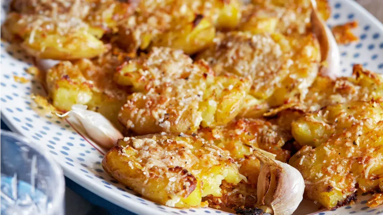 Krispiga, ugnsbakade smashed potatoes med parmesan och vitlök. Perfekt som tillbehör eller som en del av en härlig sås till smashed potatoes.