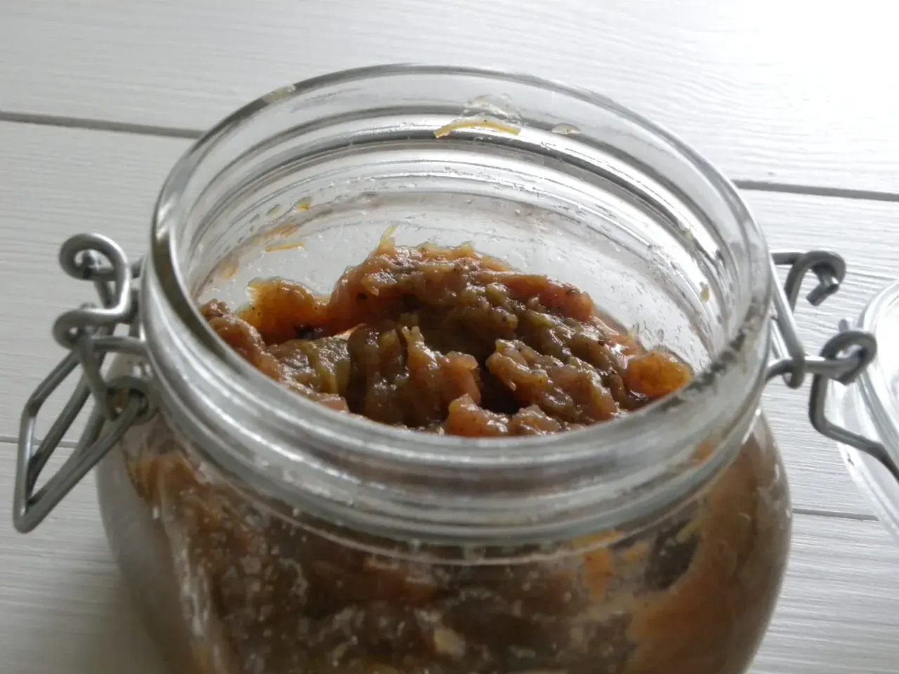 En burk med hemlagad rabarber chutney. Den söta och syrliga chutney passar perfekt till ostbrickan.