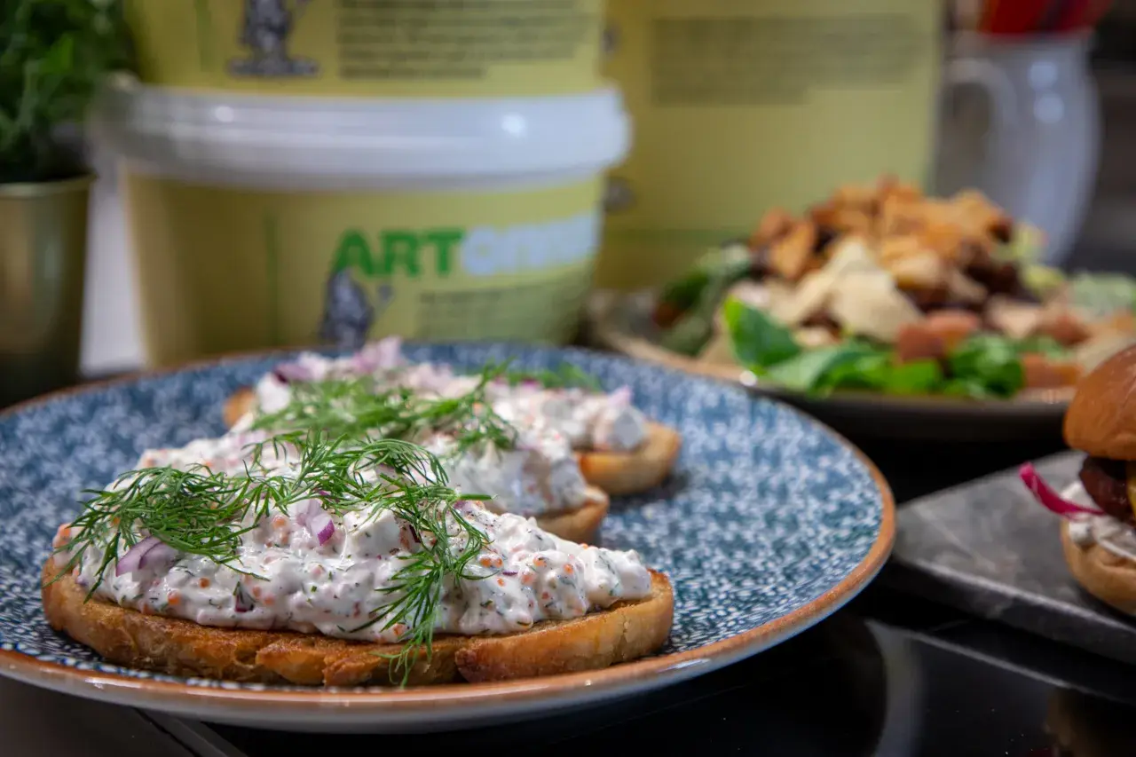 Smörgåsar med en krämig topping av dill och rödlök, som påminner om ett gott potatisbullar recept.