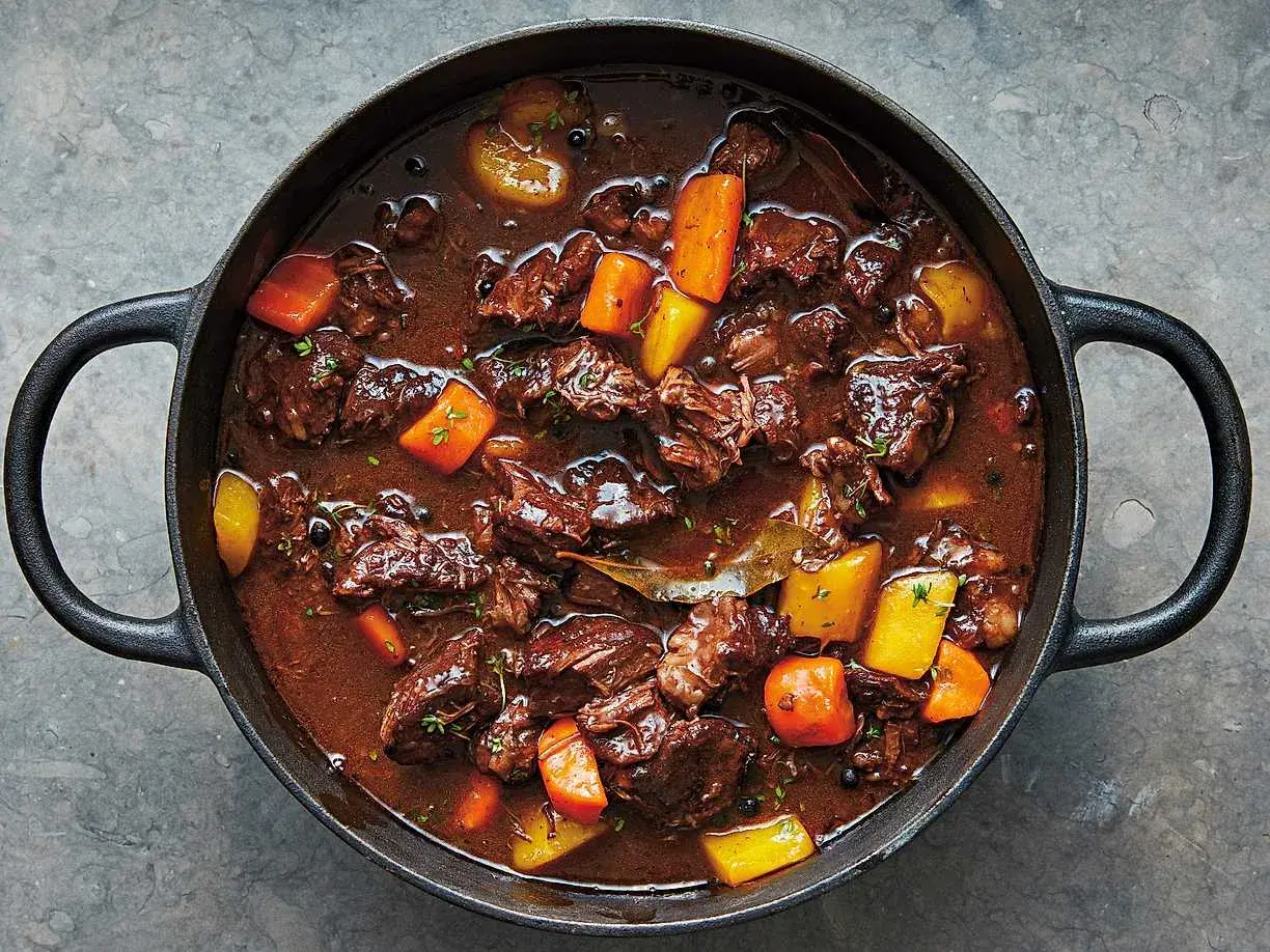 En mustig gryta med mört kött, morötter och potatis i en mörk sås. Ett klassiskt kalops recept som doftar underbart.