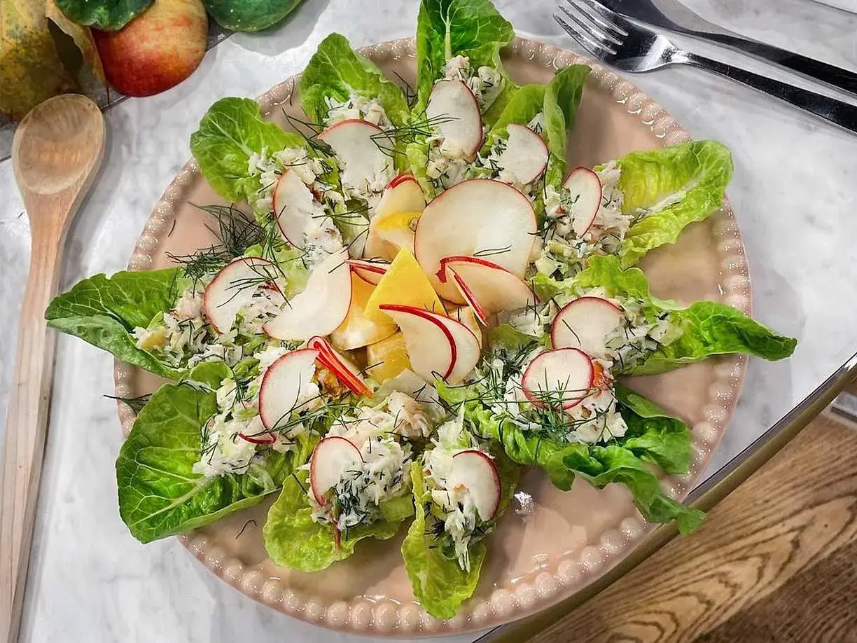 En läcker krabba recept serverad i salladsblad med rädisor och äpple. En fräsch och lätt rätt.