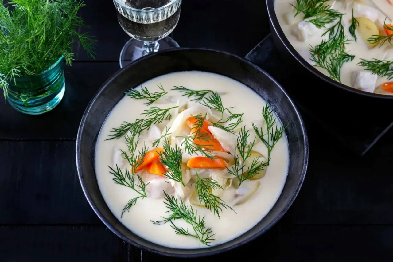 Krämig fisksoppa med dill, morötter och potatis. Ett härligt fisksoppa recept för en mysig middag.