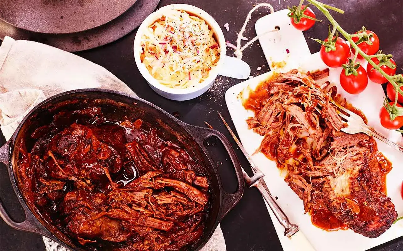 Saftigt pulled beef i en djup, mörk barbequesås, serverat med en fräsch coleslaw och körsbärstomater. Perfekt för en härlig middag.