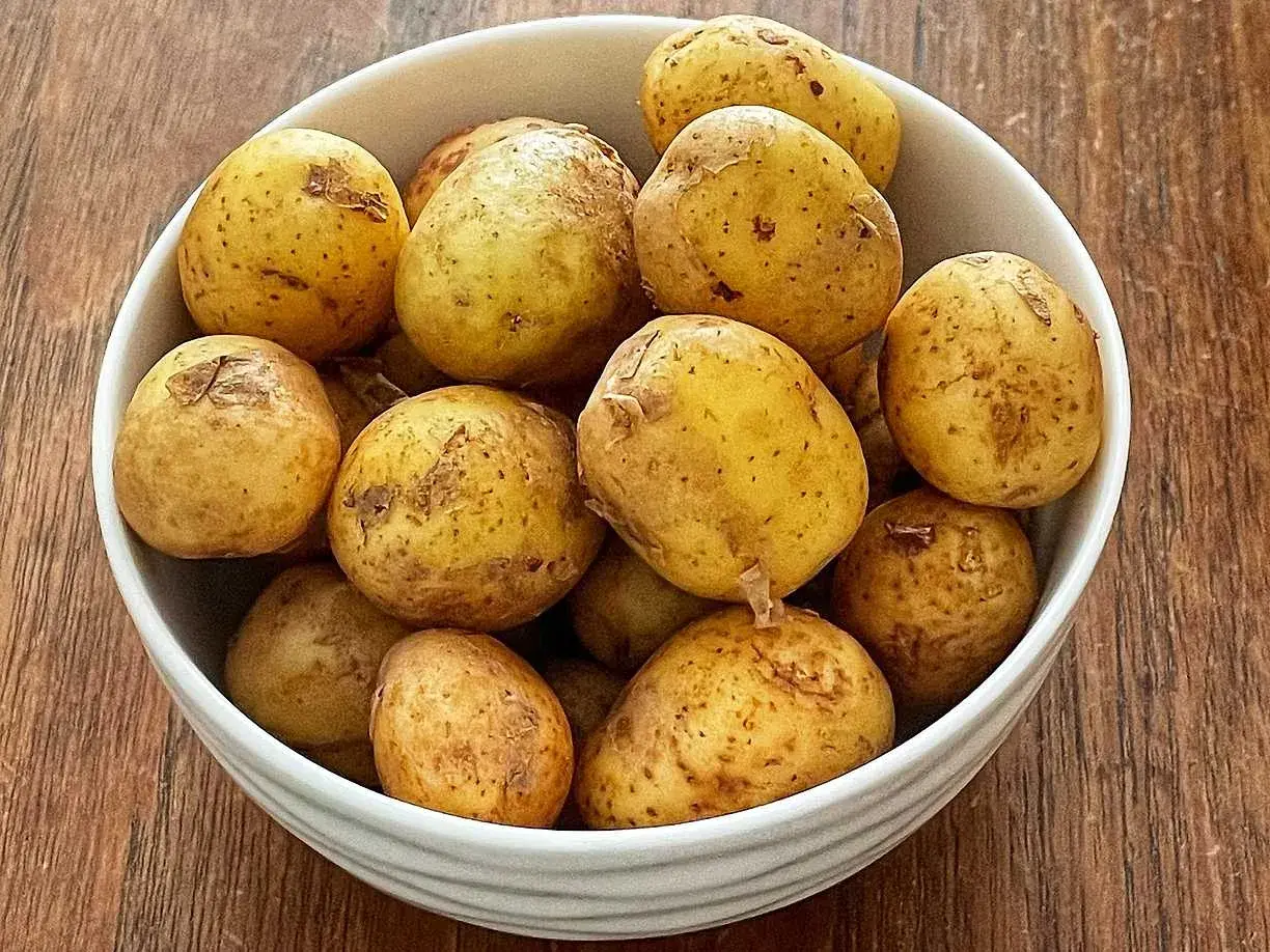 En skål med färskpotatis, redo för att koka. Perfekt koka potatis tid för en svensk sommarmåltid.