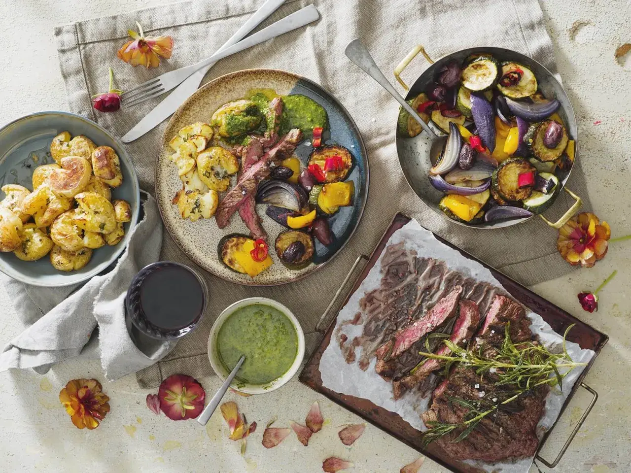 Skivad flank steak med rostade grönsaker och potatis. En härlig måltid med smak av sommar.