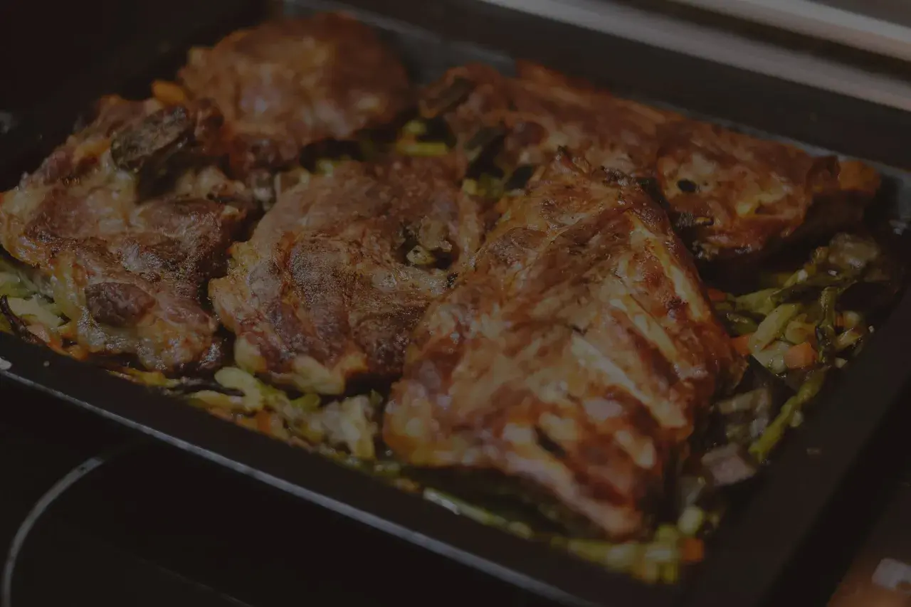 Ugnsbakade kotletter med grönsaker. Perfekt kotlett temperatur för en saftig måltid.