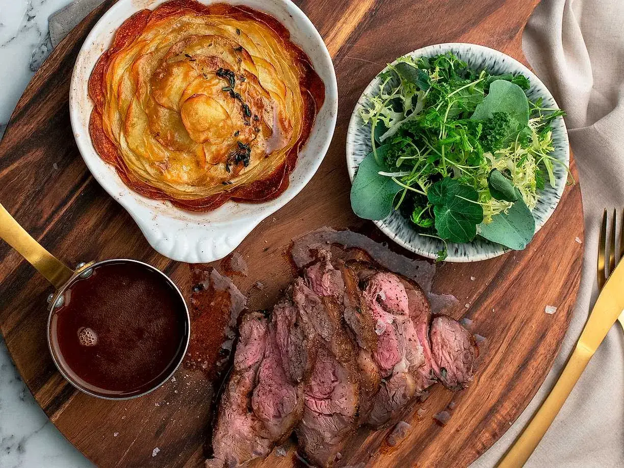 Skivad kalv entrecote med potatisgratäng, sallad och sås. En festmåltid!