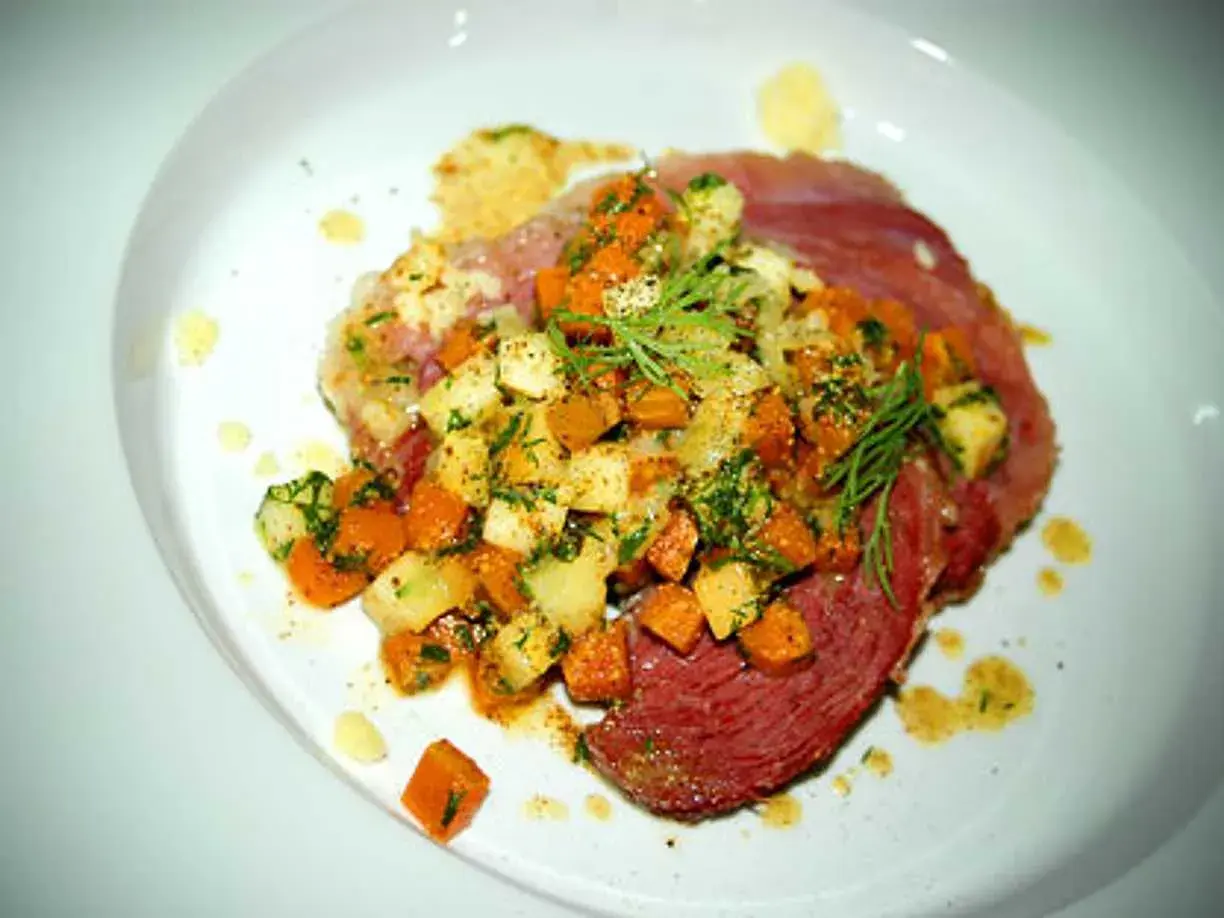 En läcker oxbringa med en topping av tärnade rotfrukter och färska örter. Ett perfekt oxbringa recept för en festlig middag.