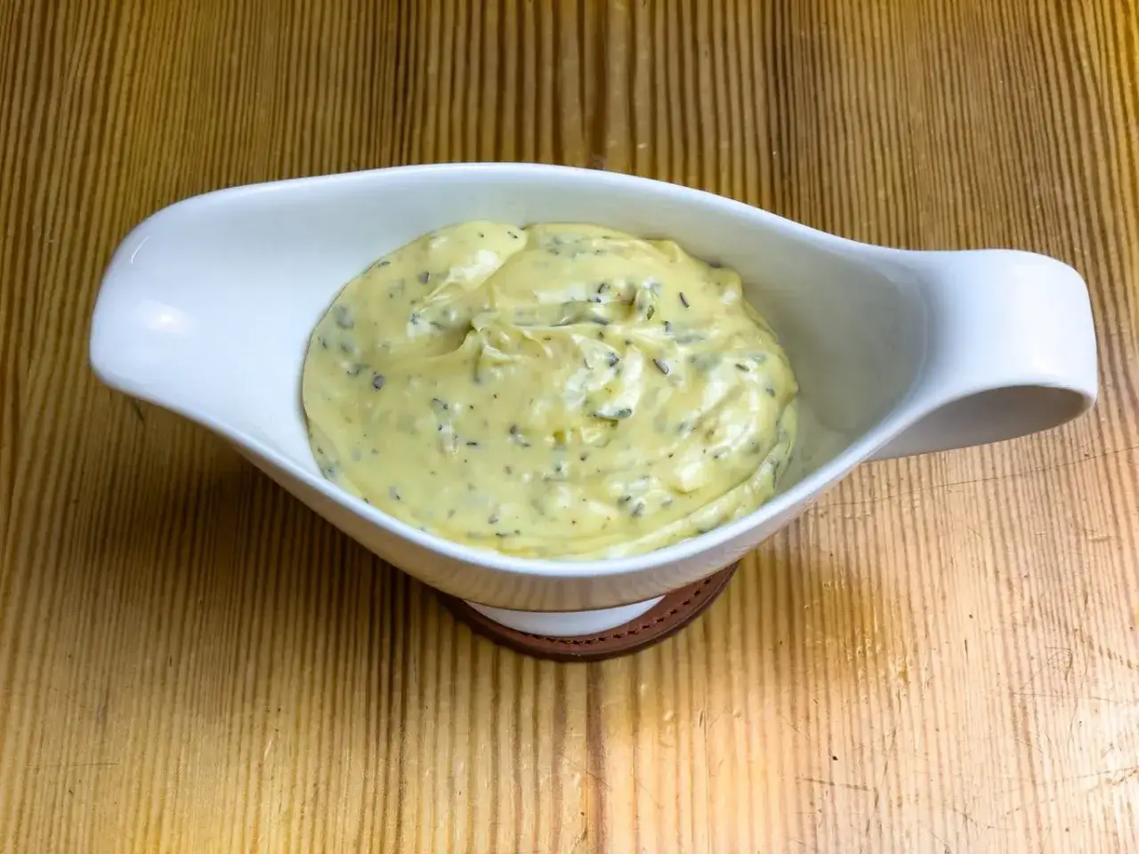 Krämig bearnaisesås i vit såsskål, perfekt för ditt bearnaisesås recept.