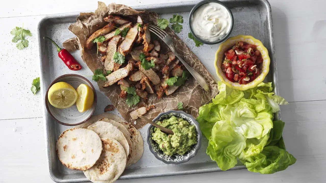 Flintastek i ugn, skivad och serverad med tortillabr&ouml;d, guacamole, salsa, gr&auml;ddfil, citron och chili. Perfekt f&ouml;r en festlig middag!
