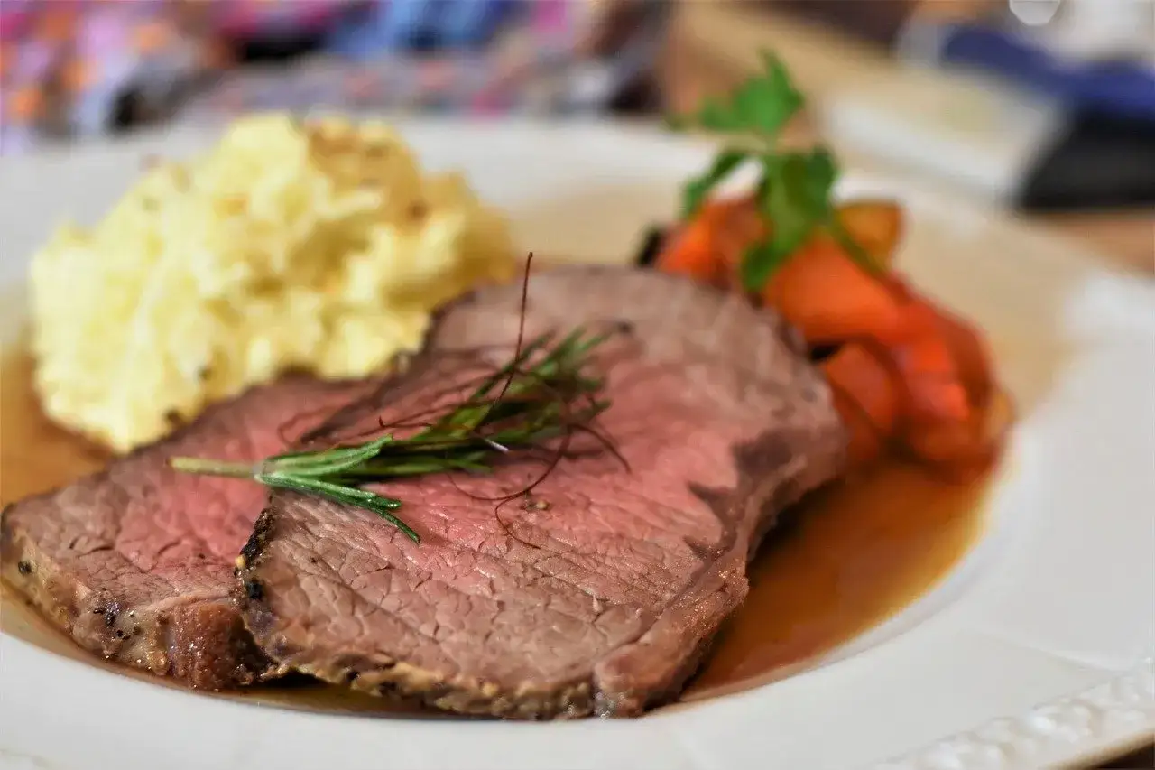 Skivad rostbiff med perfekt rostas temperatur, serverad med kr&auml;migt potatismos och glaserade mor&ouml;tter.