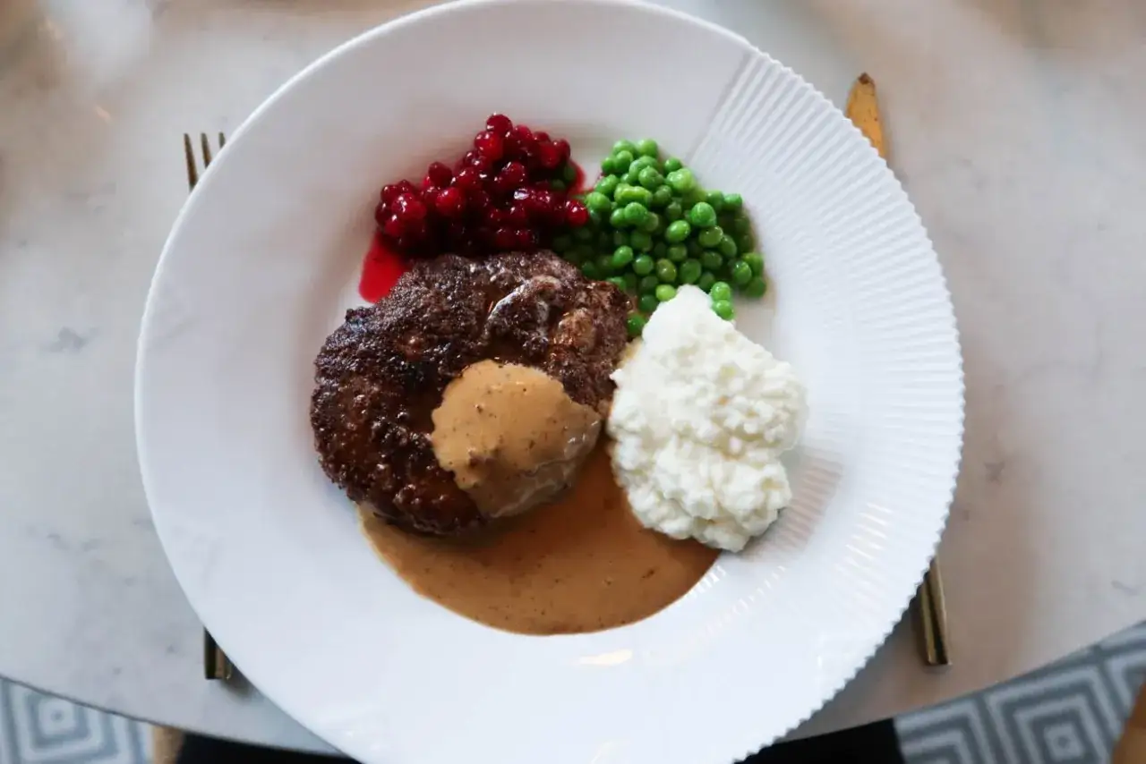En klassisk biff Wallenberg med rårörda lingon, gröna ärtor och potatispuré. En riktig svensk favorit!