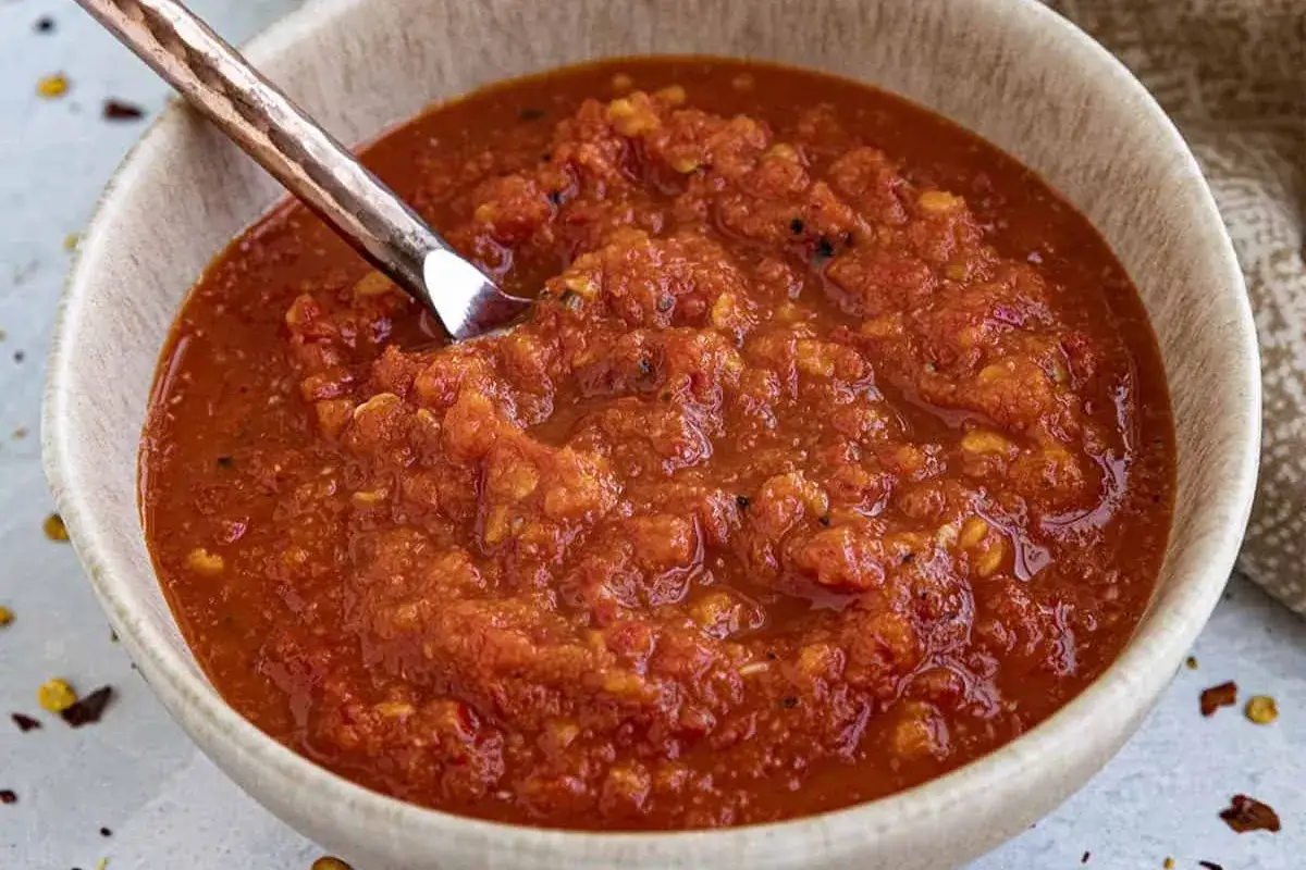 En sk&aring;l med hemlagad chilis&aring;s, perfekt f&ouml;r att krydda din mat. Detta chilis&aring;s recept &auml;r enkelt att f&ouml;lja.