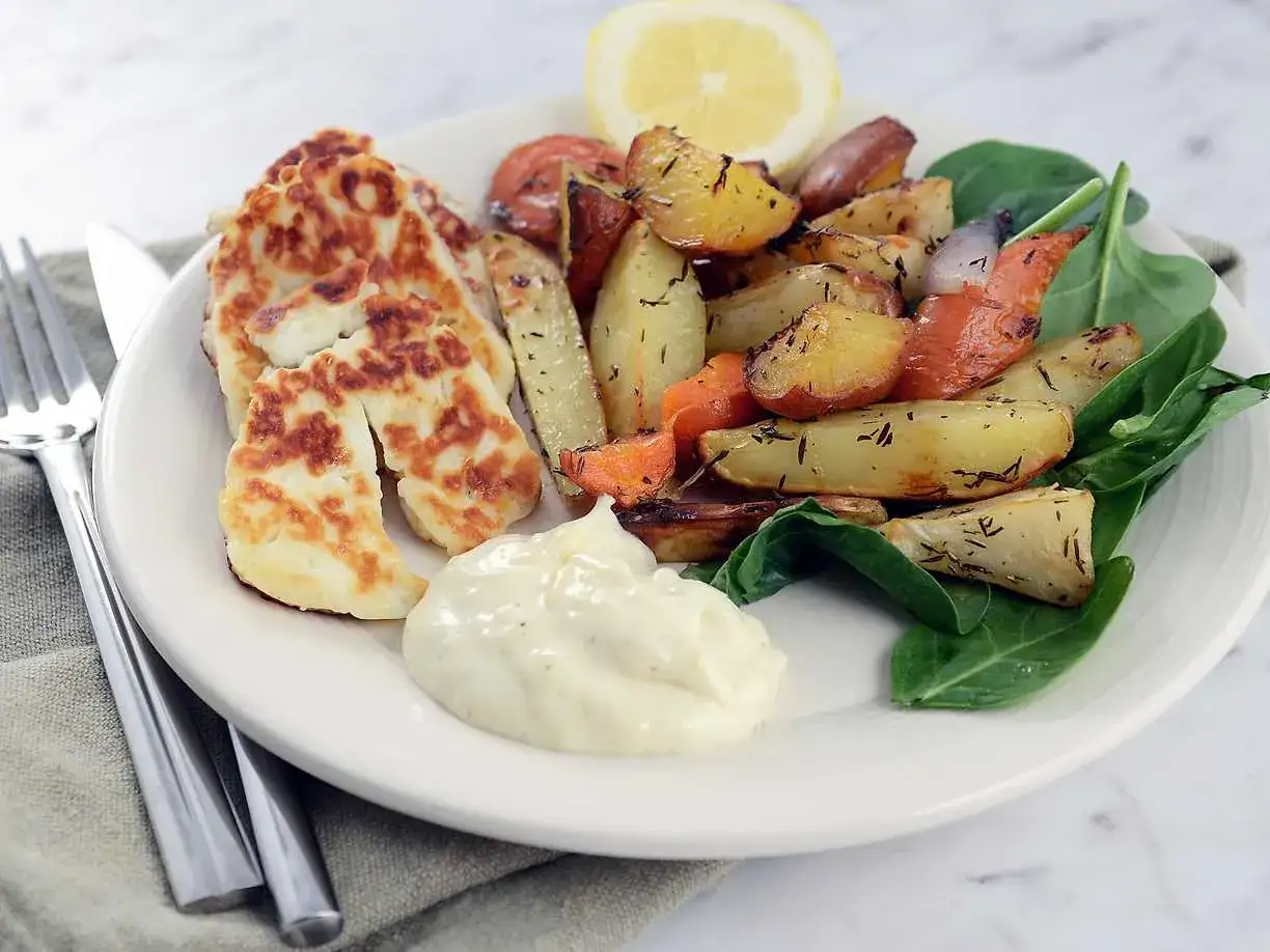 Stekt halloumi med ugnsrostade rotfrukter och en klick aioli. Ett enkelt och gott halloumi recept f&ouml;r en snabb middag.